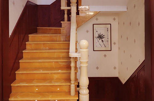 芦溪中式别墅室内汉白玉石楼梯的定制安装装饰效果
