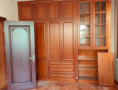 芦溪中式家庭装修里定制的实木衣柜效果图